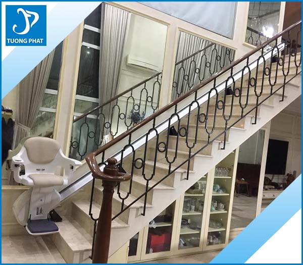 So sánh ghế lên cầu thang và thang máy